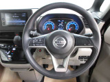 運転が楽しくなる明るく開放的な運転席まわりです。