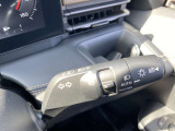 【オートライト】周囲の明るさに応じ自動でライトが点灯・消灯。思いやりライト機能で、トンネルや夕暮れ時の走行、雨の中の走行等、ドライバーが忘れそうなタイミングをサポート。ハイビームアシスト機能付きです。