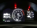 各操作スイッチは使いやすい位置に配置され、とっても見やすいメーターです。夜間時はラグジュアリーな気分にさせてくれる照明が魅力ですので、夜のドライブも楽しみになりますよ♪