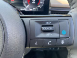 【プロパイロット】高速道路でアクセル、ブレーキ、ステアリング操作をクルマがサポート。高速走行におけるドライバーの負担を軽減します。その下には、携帯電話用ハンズフリースイッチが並びます。