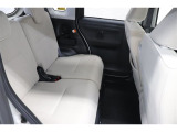 後席シートは分割可倒式。乗せる荷物や乗車人数に合わせて片側ずつ倒すことが出来ます。