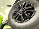 【純正18インチアルミホイール】外観にマッチした純正アルミホイールを装着しております。各種社外アルミホイールや、スタッドレスタイヤも取扱いしております。是非ご相談ください♪