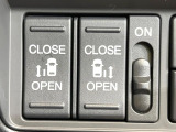 【両側パワースライドドア】スマートキーや運転席のスイッチで後席両側スライドドアの開閉が可能♪電動だから力を入れてドアを開ける必要が無く、小さなお子様でも簡単に開け閉めでき快適です♪