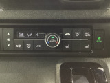 オートエアコンがついてますので、簡単操作で快適に過ごせます。リア熱線のスイッチの中にサイドミラーヒーターも入っています。パネル内のシートヒータースイッチは前席の左右別々に2段階で温度設定ができます。