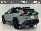 外板色はアティチュードブラックマイカとアーバンカーキのツートーン(2ZF)!ボディサイズは全長461&times;全幅186&times;全高173センチ!3ナンバー登録となります!