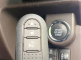 【スマートキー】カバンやポケットに入れたままでもドアの施錠・解錠が可能なスマートキーを装備。エンジンのオン・オフ時もカギを取り出す必要が無いからとっても便利です♪