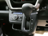 「AUTO」スイッチで車内の温度を一定に保ってくれるオートエアコン。快適装備の代名詞。もちろんマニュアル操作も可能ですよ。