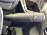 【オートライト】周りの明るさに応じて自動でヘッドライトの点灯・消灯ができる機能です!ライトの付け忘れ・消し忘れなどが無くなり、雨の日や夕方の走行も安心!トンネル通過時も便利ですね♪