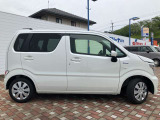 車線逸脱抑制機能です。カメラが左右の区画線を検知し、はみ出す可能性が高いと判断した場合にドライバーにステアリング操作を促し、車両を車線の内側に戻すように支援をします。