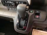 シフトはインパネシフト、パーキングブレーキは電子制御となっています。