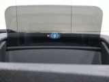 ヘッドアップ・ディスプレイ :現在の車速やナビゲーション・システムによるルート案内の矢印表示など、さまざまな情報をフロント・ウインドーに投影することで、ドライバーの視界内に表示します。