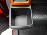 カップホルダーは運転席や助手席からちょうど手の届く位置です!!
