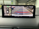 360&deg;ビューモニターでは、両サイドとフロント、バックカメラの合成で、あたかも上空から見下ろした様に周囲を確認して頂けます。駐車場だけでなく、T字路等でも活躍のアイテムです。