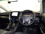 運転の際、常に目にする部分だけにシックで飽きのこないデザインが良いですね。