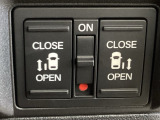 リアドアは乗り降りに便利な両側電動スライドドアです。また運転席に座っていながらスイッチ操作で自在にスライドドアを開け閉めできます。