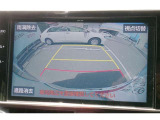 バックガイドモニターで、後方を確認しながら安心して駐車することができます。また、雨滴除去機能もついているので、万が一雨滴でカメラ映像が見にくいときは、高圧空気の噴射で雨滴を除去することができます。