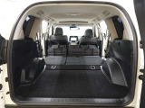 可倒式リヤシートを前に倒せば。ラゲージスペースがさらに拡大します。長さや幅のある物もラクにはいります。