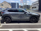 CX-30のサイドビューはクーペのような流麗な曲線とSUVの力強さを融合させた「エレガントな都会派」デザインが特徴です。