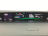 中央にデジタル表示のスピードメーターを配したハイブリット専用メーターになっています。左側のインフォメーション画面で燃費などの情報を確認できます。