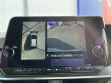 上空から見下ろしているかのような映像をディスプレイに映し出し、スムースな駐車をサポートします。画面は「トップビュー」のほか「サイドブラインドビュー」への切り換えが可能。ますます安心です