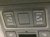 【両側パワースライドドア】スマートキーや運転席のスイッチで後席両側スライドドアの開閉が可能♪電動だから力を入れてドアを開ける必要が無く、小さなお子様でも簡単に開け閉めでき快適です♪