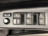 パワーウィンドのスイッチです。運転席に座りながら、助手席や後席の窓を開け閉めできるので大変便利ですよ。