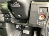 左側に高速で便利なETCがあり、また、便利な電動スライドドア、横滑りを防ぐVSAなどのスイッチは、運転席の右側、手の届きやすい位置にあります。