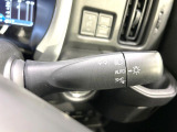 【オートライト】周りの明るさに応じて自動でヘッドライトの点灯・消灯ができる機能です!ライトの付け忘れ・消し忘れなどが無くなり、雨の日や夕方の走行も安心!トンネル通過時も便利ですね♪