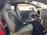 運転席まわりには十分なスペースがあり、大柄な方でもゆったり運転していただける環境です。