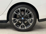 【BMWアロイホイル】軽量かつ強度に拘ったアロイホイル。走行性能ポテンシャルを引き出す設計。車の足元を引き締めてくれる大きなポイントはアロイホイルです。