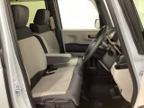 女性でも運転がしやすいように、シートの高さ調整機能(シートリフター)がついています。運転席と助手席の間が空いている為、助手席側への移動がスムーズです。交通量の多い道でも助手席側から乗り降りができます。