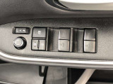パワーウィンドは今や当たり前の機能ですが、無いと困る機能です。運転席からの操作で、全席の窓を振るオープンにしたり、フルクローズが可能です。