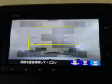 バックカメラの画像です。ガイドラインがスムースな車庫入れをサポートいたします。車庫入れの安心感がアップしますね。