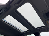 【パノラマルーフ】大型のガラスルーフ搭載で車内の解放感が一気にアップ!開放的なドライブをお楽しみいただけます。