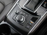 ナビ&オーディオ操作ダイヤル「コントロールコマンダー」は自然と手の触れる位置に配置されています。目線を外すことなく手元で操作できます。また、パーキングブレーキは電動式となっております。