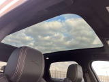 【固定式パノラミックルーフ メーカーOP ￥232,000-】後部座席まで開く大きなパノラミックルーフを装備。人気のオプションになっております。