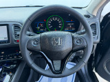 ドライバーの操作性に配慮したステアリング。快適な運転をサポートします。
