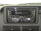 純正CDステレオ付。AM/FMラジオで休憩を楽しんだり交通渋滞や天気などの情報を取り入れられます。