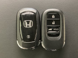 スマートキーを装備しています。鍵を差し込むことなくドアロックの開け閉めと、スタートボタン操作でのエンジンスタートができます。ボタン操作でトランクが開けられる電動テールゲートのボタンもついています。