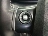 ステアリングには運転中でも簡単に操作できる各種スイッチついてます