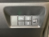 ハンドルの右側にはヘッドライトレベライザーとVSA(ABS+TCS+横滑り抑制)の解除スイッチなどがついています。ヘッドライトレベライザーは道路状況や積荷の加重に応じてライトの高さを調節できます。