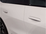 【デザインとの融合】BMWデザイナーが創り出したボディデザインを損なう事のない様に配置とデザインに拘っています。ドアノブについてもBMWの拘りに妥協はありません。
