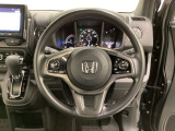 ハンドルにHondaセンシング系のクルーズコントロールやレーンキープアシストなどのスイッチと、オーディオの操作スイッチが装備されています。ハンドルから手を離さず安全に操作できます。
