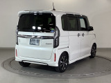 リアはプライバシーガラス付です。見た目もかっこいいですよね。また、太陽光を防ぐので冷房の効きを良くする効果もあるんです。エアコンを控えめにすれば燃費向上も見込めますよ。