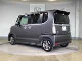 室内は黒を基調とした落ち着いたトーンでまとめられており、軽自動車の枠を超えたゆとりのある頭上空間が、乗る人に開放感を与えてくれる設計です。