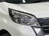 【LEDヘッドライト】悪天候や夜間走行時も良好な視界を確保し安心して運転できる高輝度LEDヘッドライトを装備!点灯速度が早く、消費電力も抑えられています。