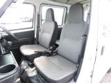フロントシートも状態良好ですよ。大きな汚れもなく、安心です。座り心地もいいですよ。