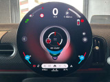 MINI EXPERIENCESで、道路状況や気分に合わせて走行モードや室内のアンビエントライトのデザインの変更が可能です。