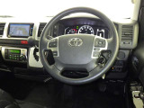 運転席まわりです。 各操作スイッチは使いやすい位置に配置されてます。