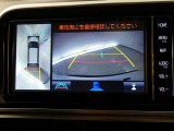 【全周囲モニター】車を上空から見下ろしたような映像をカーナビ画面に映し出し、車庫入れや縦列駐車をサポートしてくれます。
